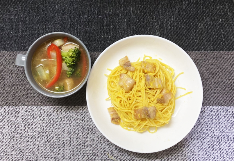 豚バラ肉のカルボナーラと野菜スープ