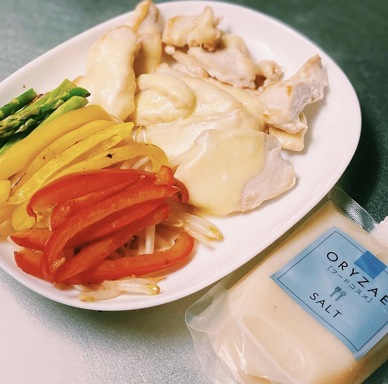 米麹ソースSALTを使用したチーズチキンと茹で野菜