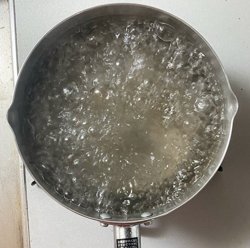 冷凍麺の美味しい茹で方
1.大きな鍋にたっぷりの水を入れ沸騰させる。